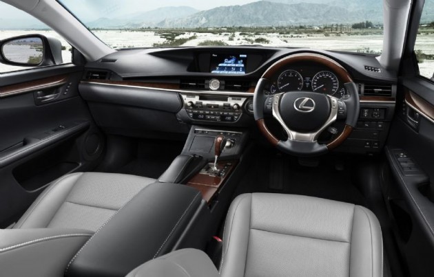 2013 Lexus ES interior