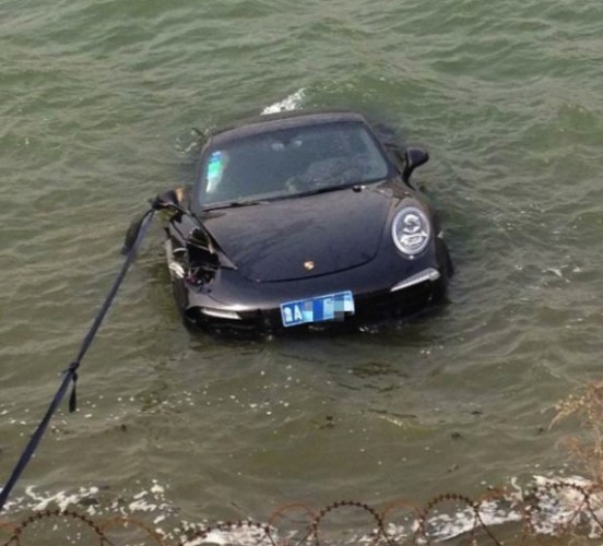 Porsche 911 crash lake China-front