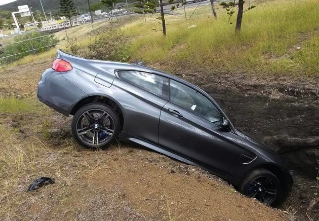 BMW M4 crash ditch France
