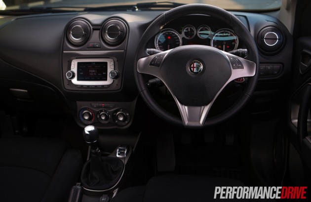 2014 Alfa Romeo MiTo TwinAir steering wheel