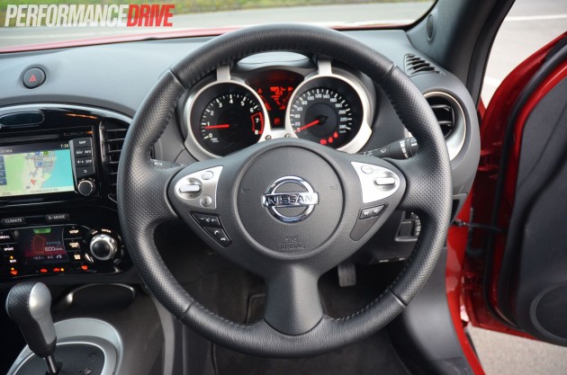 2014 Nissan JUKE Ti-S steering wheel