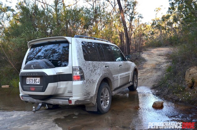 2015 Mitsubishi Pajero Exceed off road creek crossing