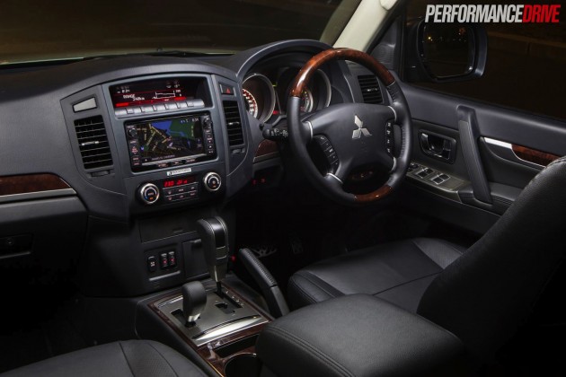 2015 Mitsubishi Pajero Exceed trim
