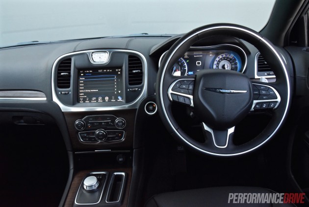 2015 Chrysler 300C Luxury-dash