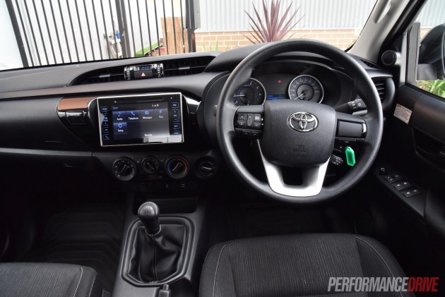 2016 Toyota HiLux SR-dash