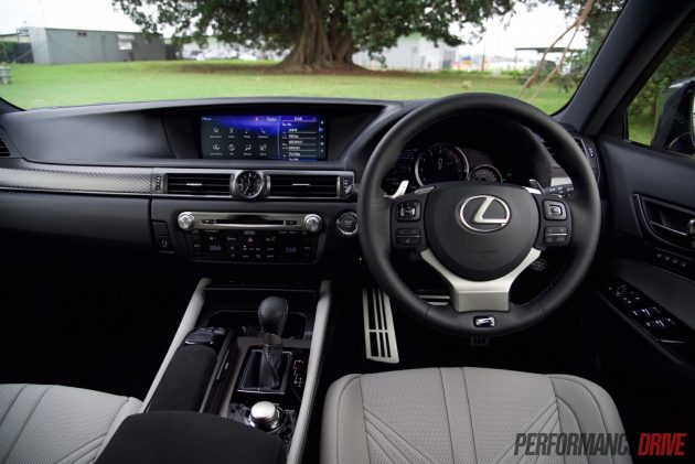 2016 Lexus GS F-dash