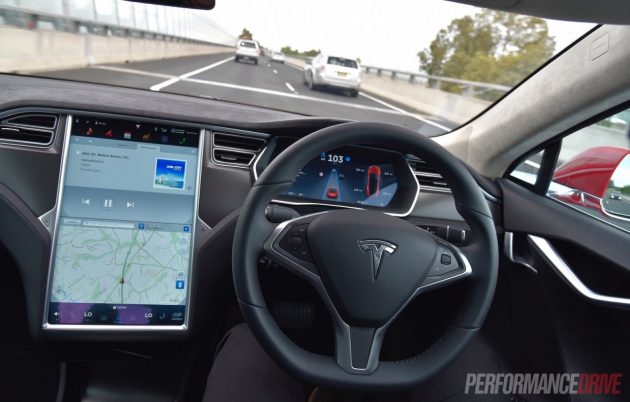 Tesla Model S-Autopilot