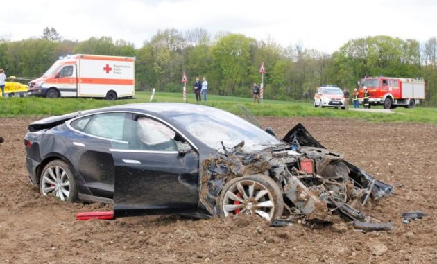 Tesla Model S crash Germany