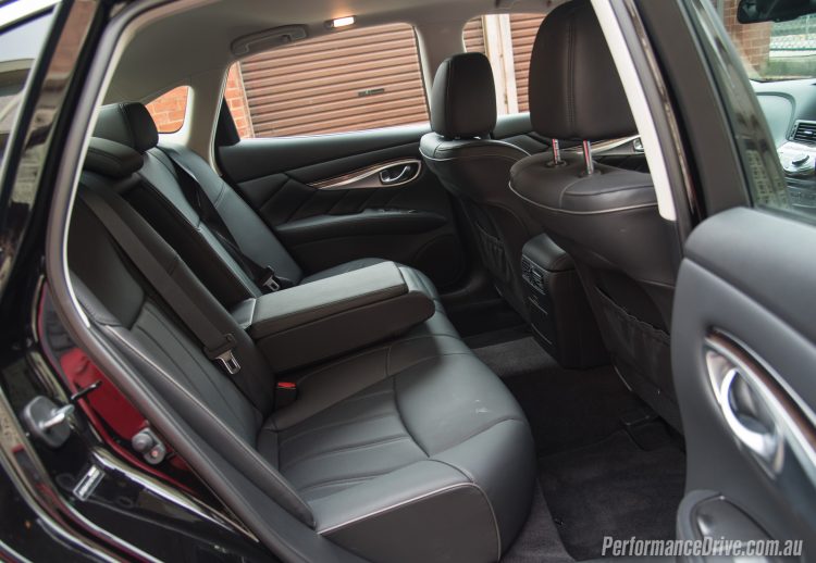 2016 Infiniti Q70 GT-rear seats