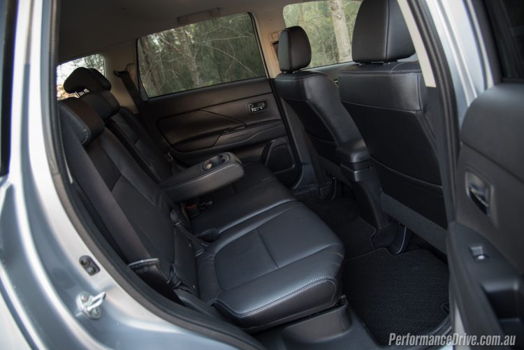 2016 Mitsubishi Outlander Exceed-rear seats