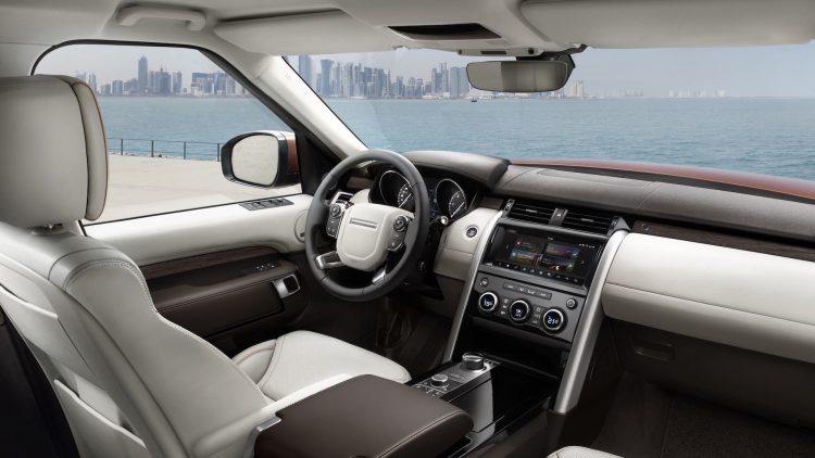 2017 Land Rover Discovery-cabin