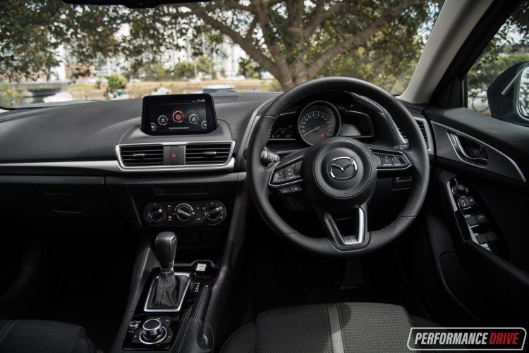 2017-mazda3-maxx-dash