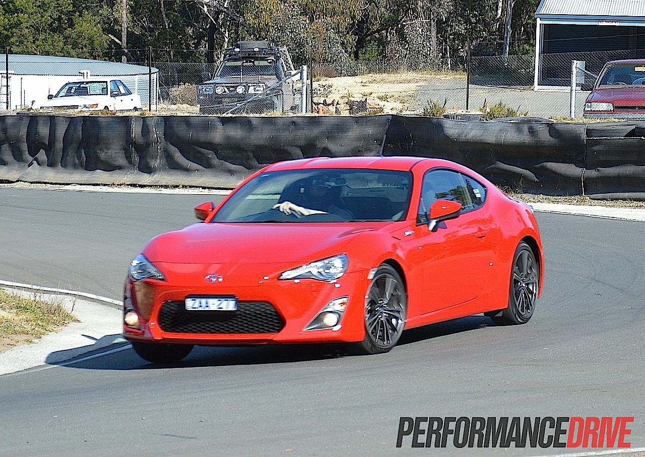 2012 Toyota 86 GTS review (video)
