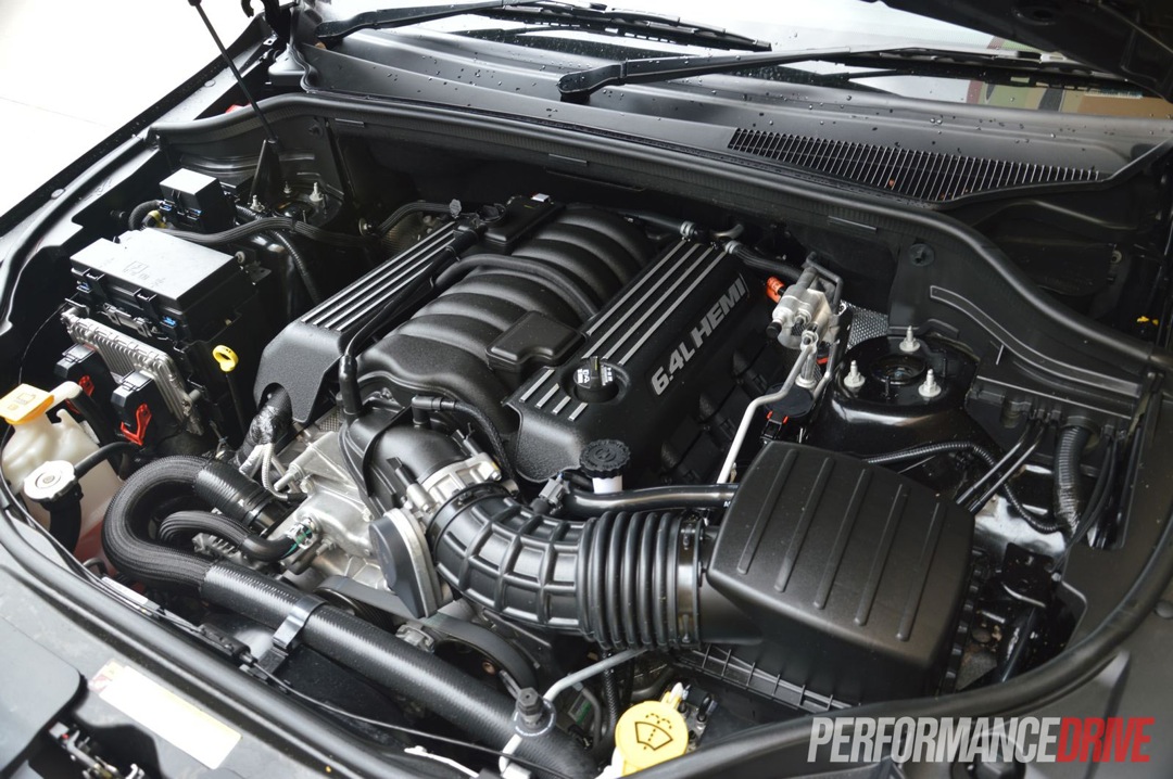 ENGINE 6.4 'HEMI' V8 with multi-point injection and two valves pe...