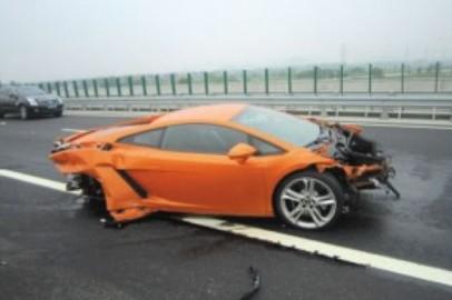 Lamborghini Gallardo crash in China, driven by motoring journalist