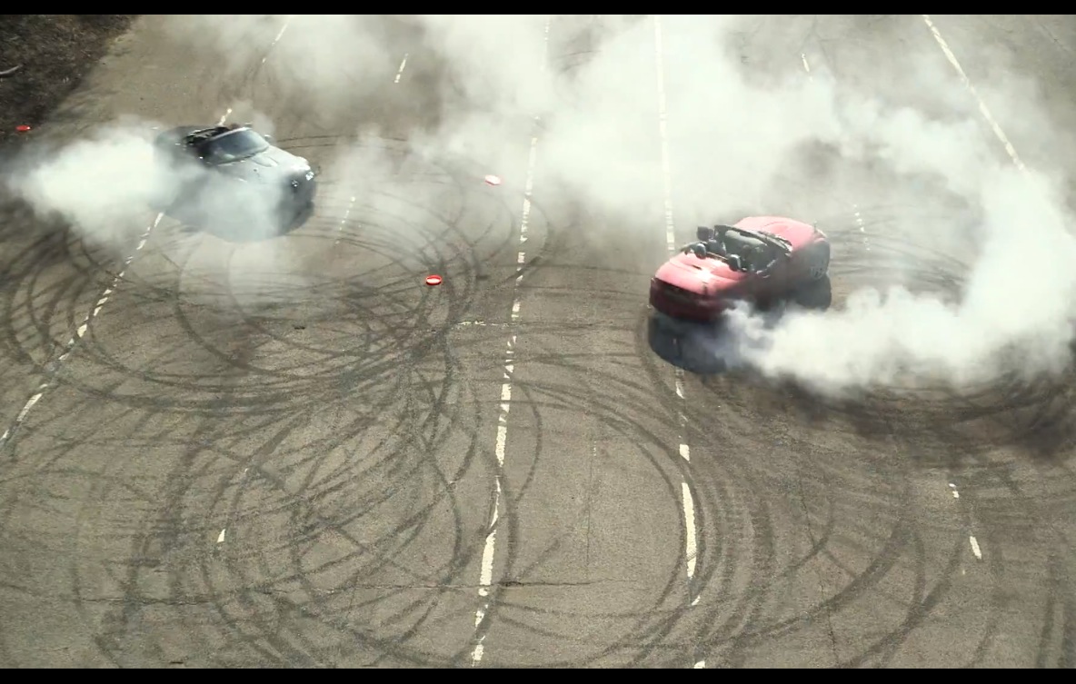 Video: Mazda MX-5 roadsters play Frisbee while doing donuts