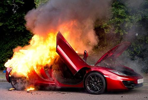 McLaren MP4-12C catches fire in London