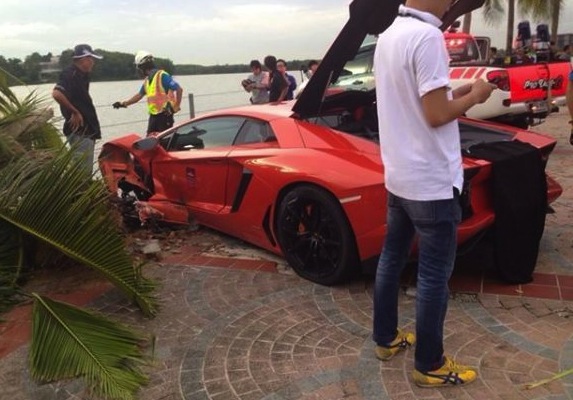 Lamborghini Aventador crash palm tree-