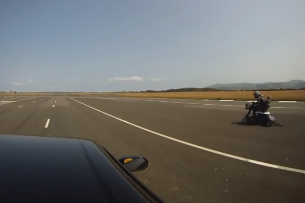 Video: Mobility scooter vs R33 Nissan Skyline GTS-T