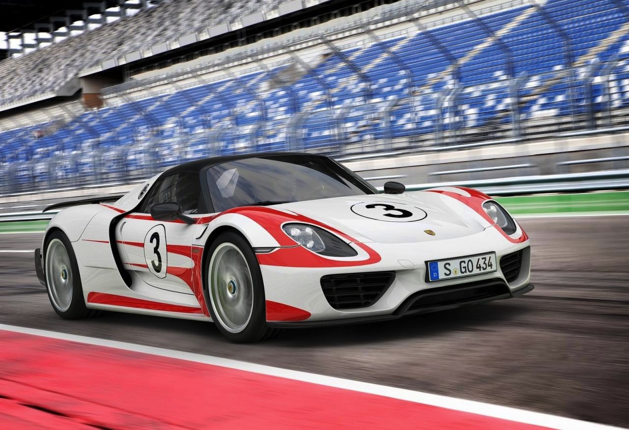 Porsche 918 Spyder production car revealed