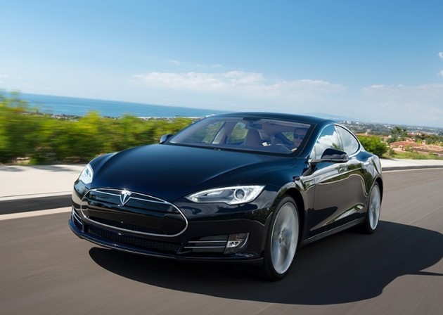 Tesla Model S-driving