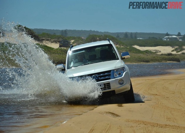 2014 Mitsubishi Pajero Exceed water crossing