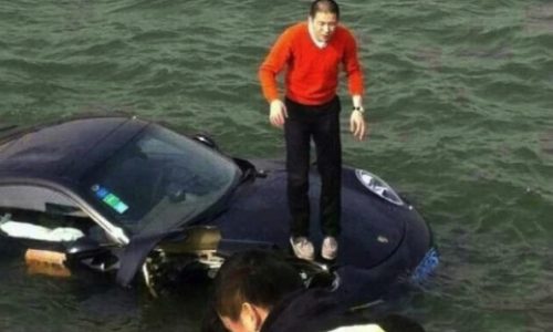 Porsche 911 crash in China ends in lake
