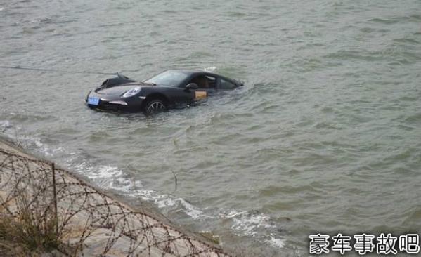 Porsche 911 crash lake China