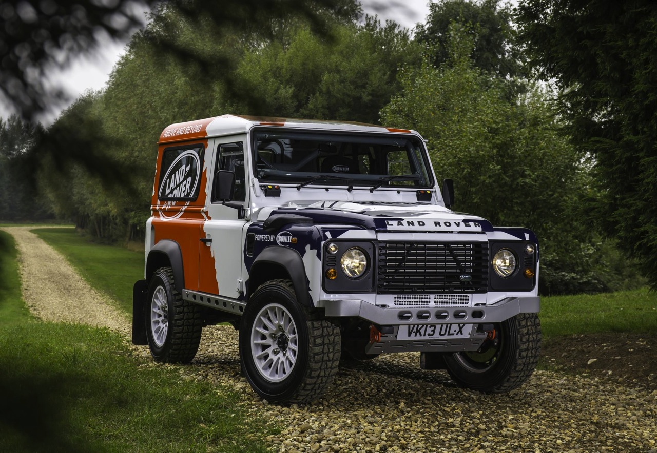 Land Rover Defender Challenge racer debuts at Autosport