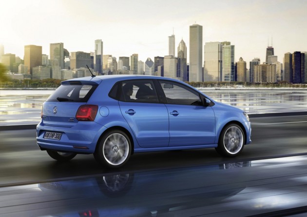 2014-Volkswagen-Polo-blue-rear