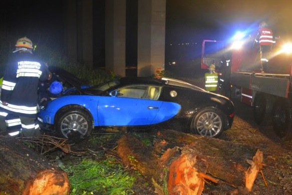 Bugatti Veyron crash in Austria, off 40-foot drop