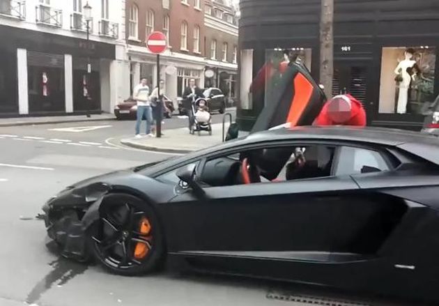 Lamborghini Aventador crash in London caught on video