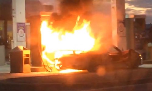 Porsche 918 Spyder catches fire in Canada (video)