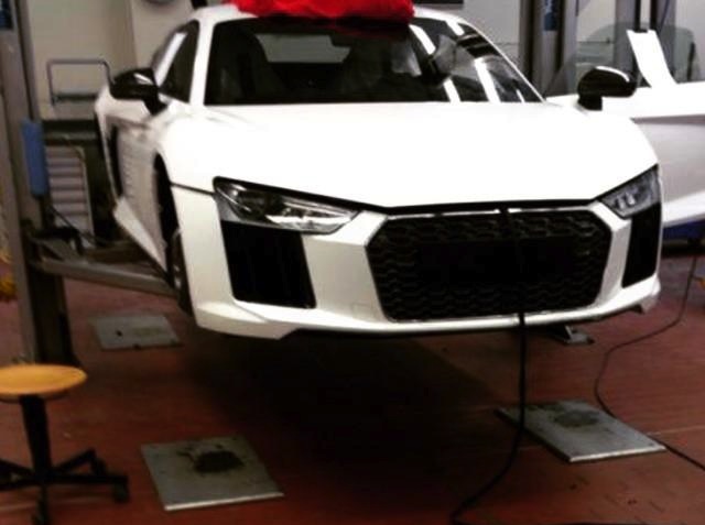 New-look 2016 Audi R8 spotted without camouflage?