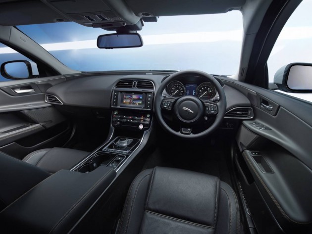 Jaguar XE Prestige-interior