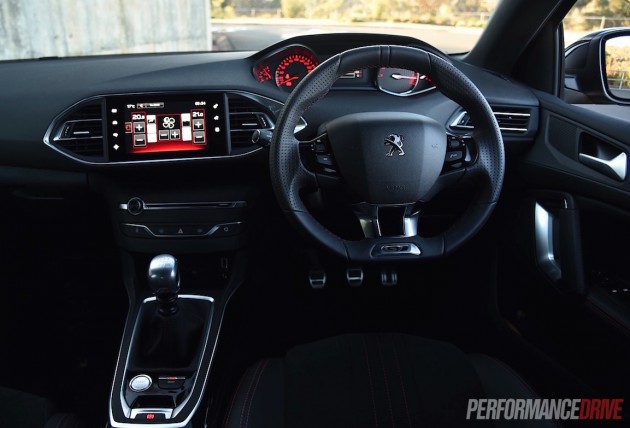 2015-Peugeot-308-GT-dash