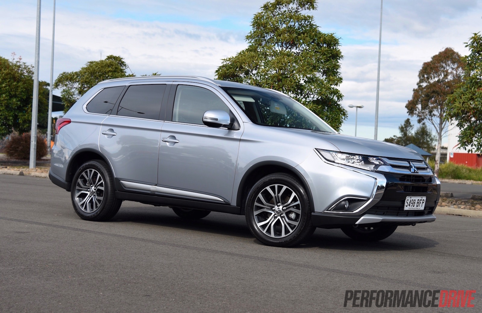 Should you buy a 2016 Mitsubishi Outlander diesel? (video)