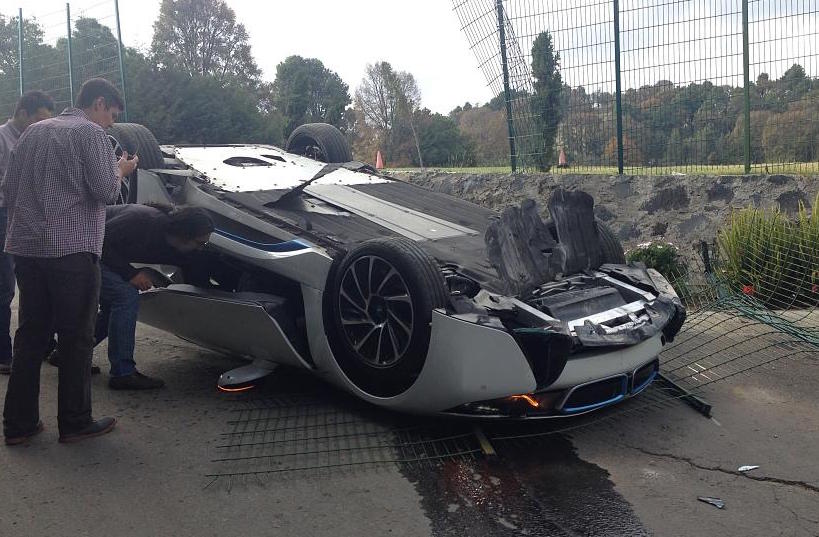 BMW i8 crashed & rolled by journalist in Mexico