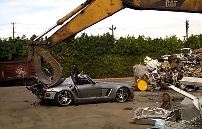 Video: Mercedes SLS AMG gets crushed, such a waste