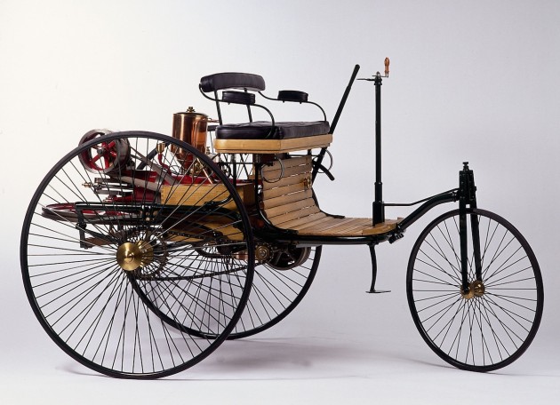 Benz Patent-Motorwagen, 1886 (Nachbau). Am 29. Januar 1886 meldete Carl Benz sein "Fahrzeug für Gasmotorenbetrieb" zum Patent an. Bildnachweis: Daimler AG