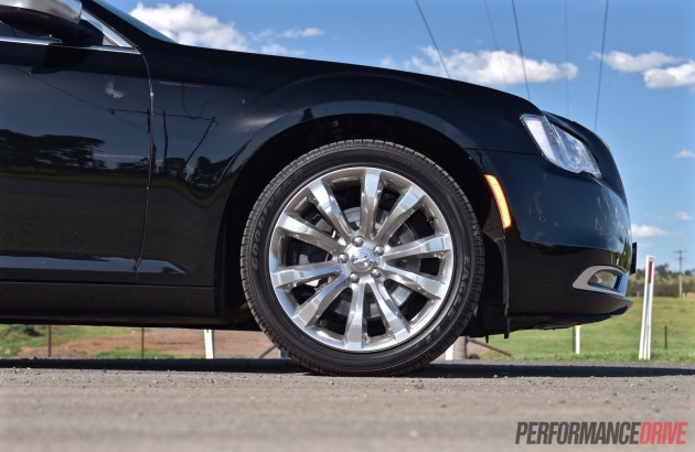 2015 Chrysler 300C Luxury-20in wheels