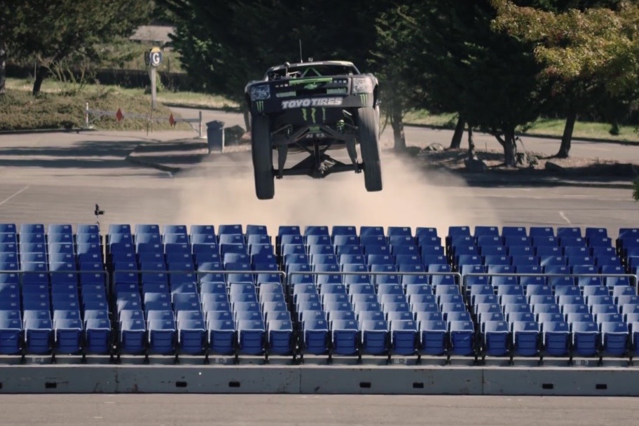 Video: Baja trophy truck vs Can-Am Maverick buggy, gymkhana-style