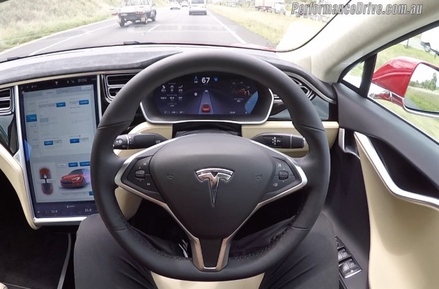 Tesla Model S-Auto Pilot