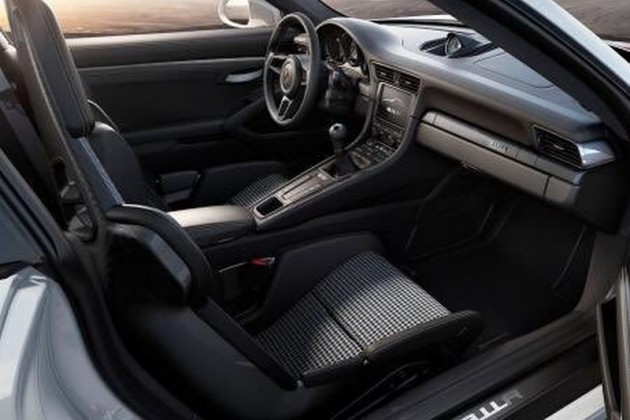 2016 Porsche 911 R-interior