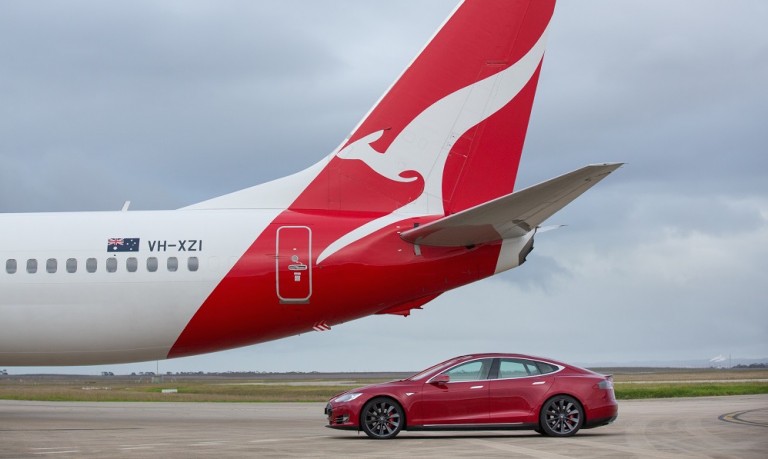 Tesla Model S P90D vs Qantas Boeing 737 jet: runway race (video)