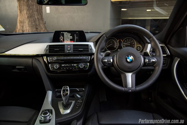 2016 BMW 320i M Sport-dash