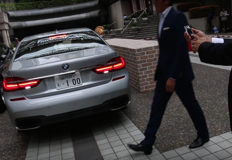 New BMW 7 Series remote parking system detects people (video)