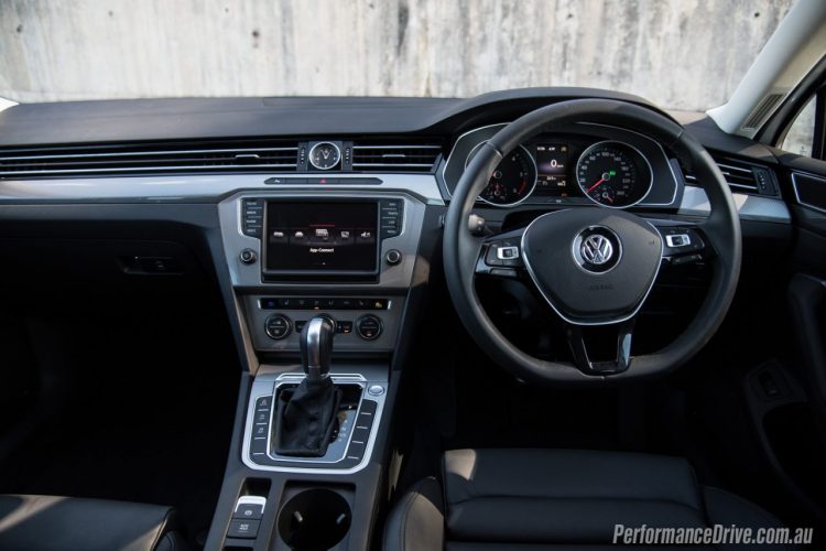 2016-Volkswagen-Passat-Alltrack-dash