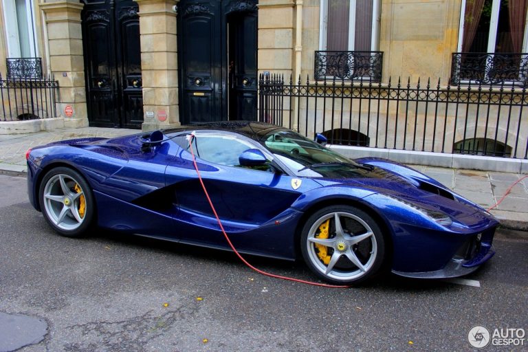 LaFerrari left charging on the streets in Paris – it’s not a plug-in