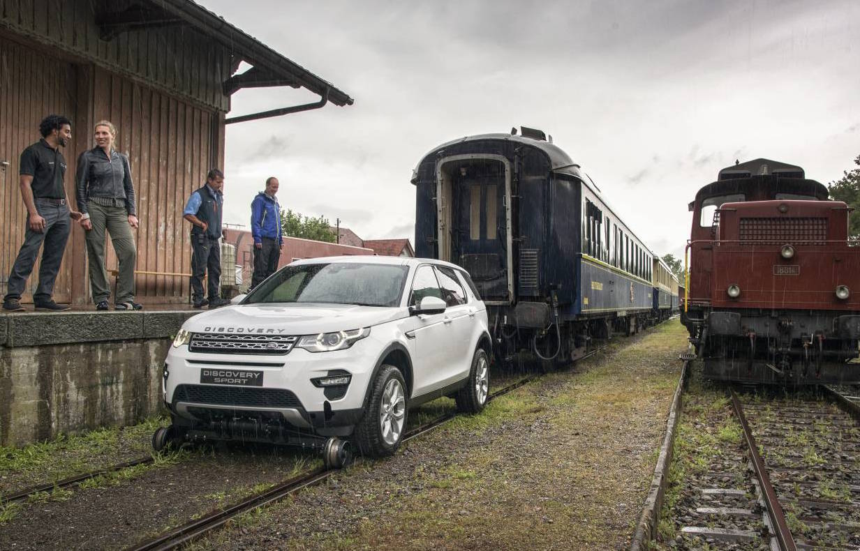 Land Rover Discovery Sport pulls 100-tonne train (video)